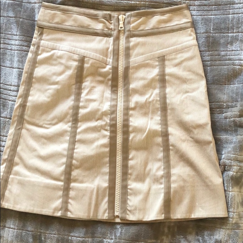Skirt that zips in the front